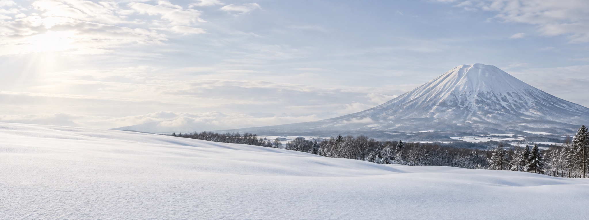 羊蹄地域を想起させる、冬の羊蹄山と雪原・森林のリアルな風景イメージ